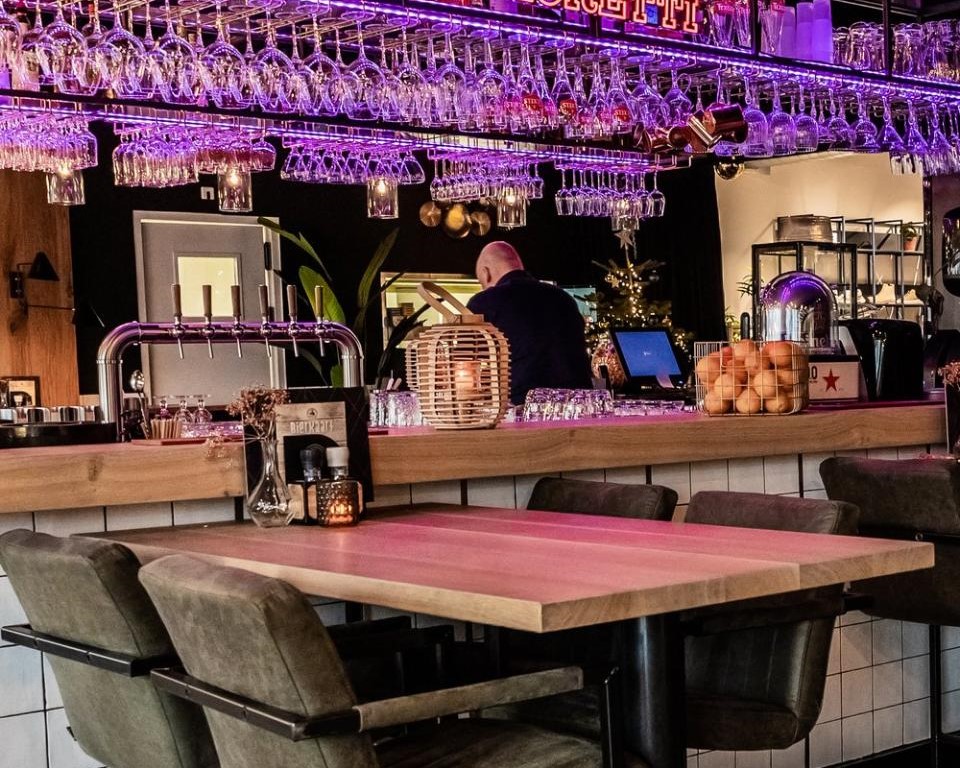 Binnen bij blue district restaurant tafel aan de bar